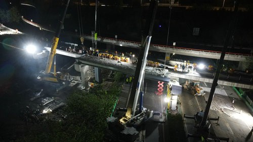 方家村立交项目上跨西临高快第八孔钢砼组合梁架设实现.jpg