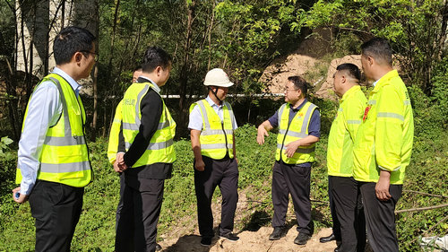 陕西交控运营治理公司姚永锋国庆假期光临养护公司银昆高快宝鸡至陕甘界段(宝鸡分公司)2024年路基边坡防护工程2.jpg